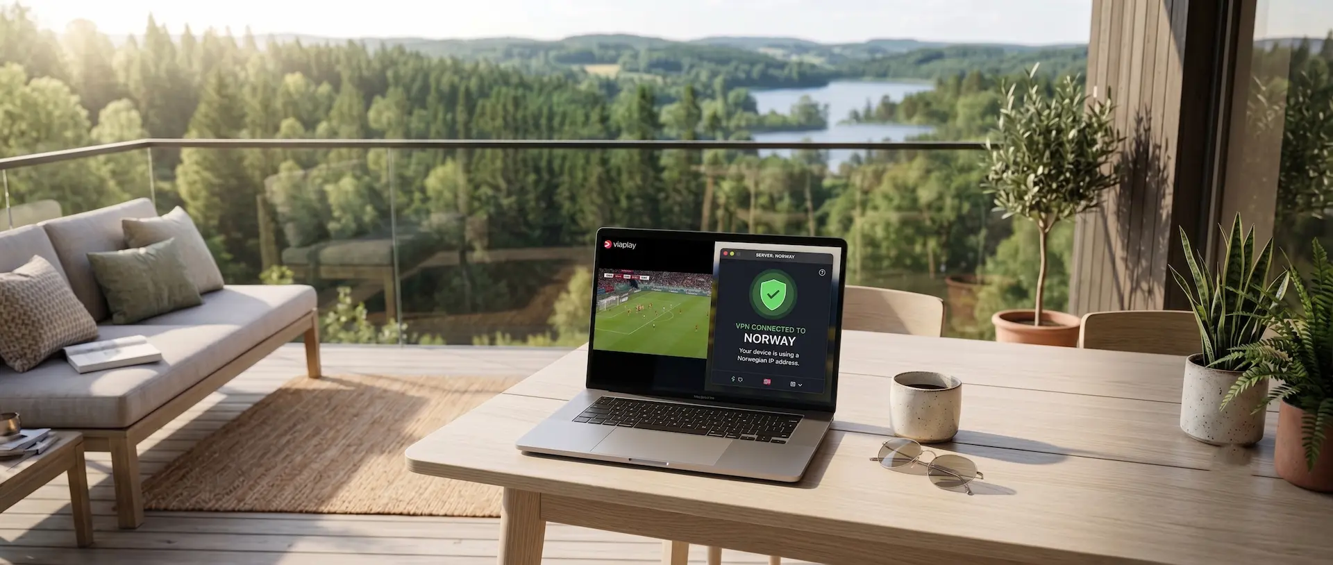 Bærbar PC på en skandinavisk terrasse som strømmer norsk sport og viser hvordan se viaplay i utlandet med VPN