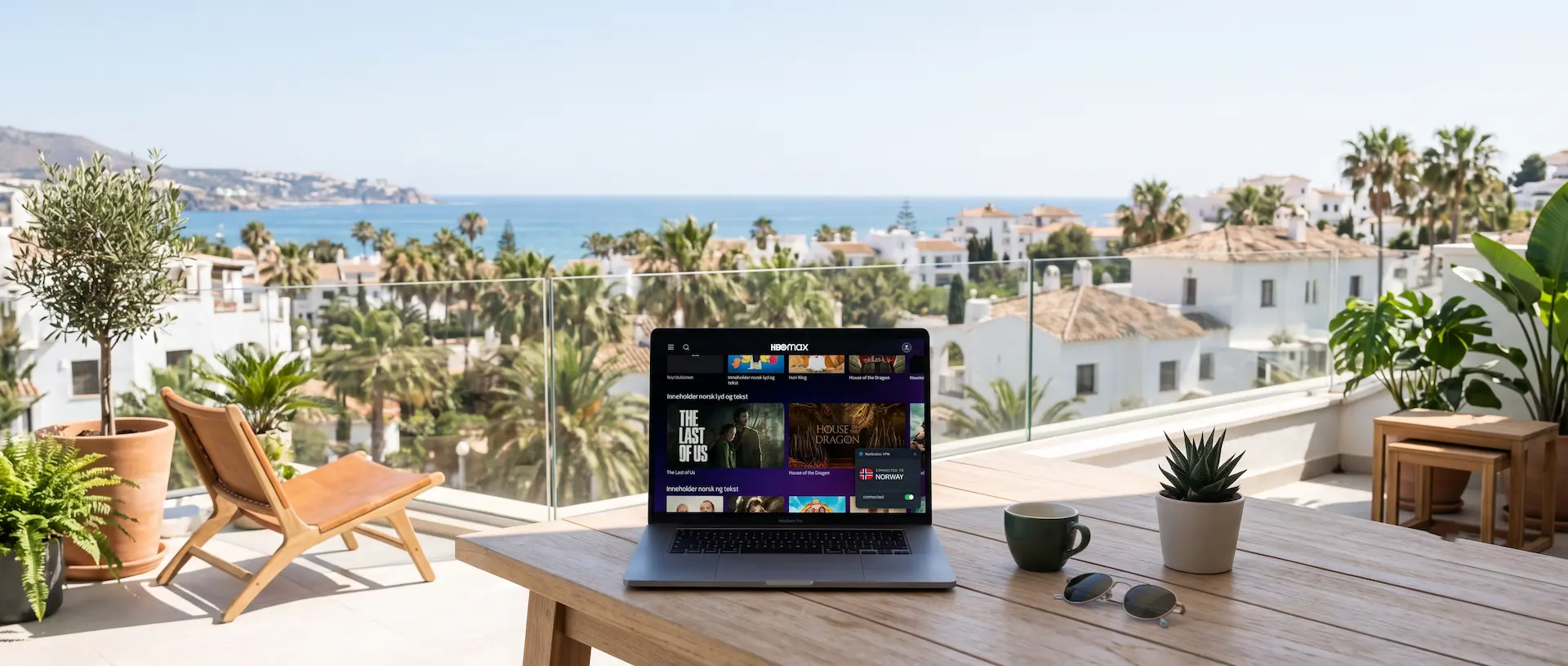Bærbar PC på solrik terrasse i utlandet som viser hvordan se hbo max i utlandet med VPN