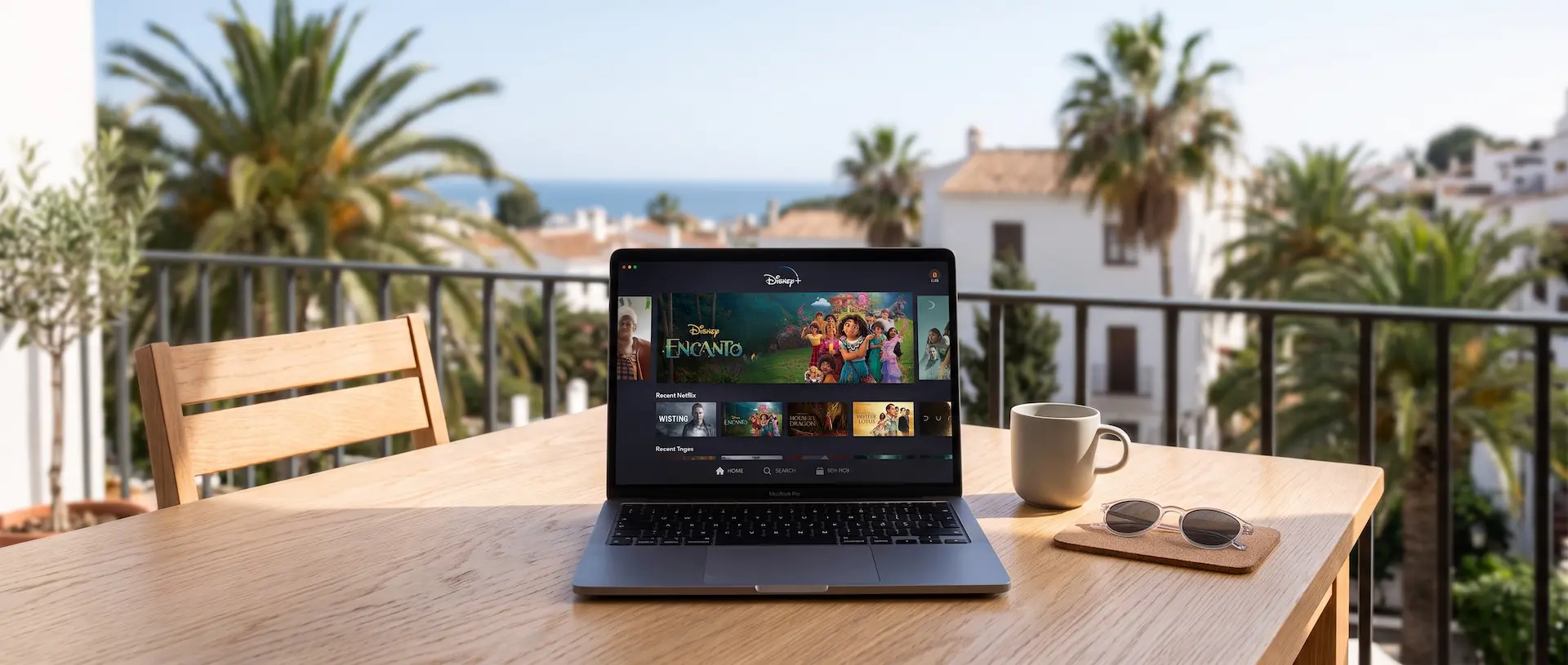 Nærbilde av bærbar PC på solrik terrasse som viser hvordan se disney plus i utlandet med VPN